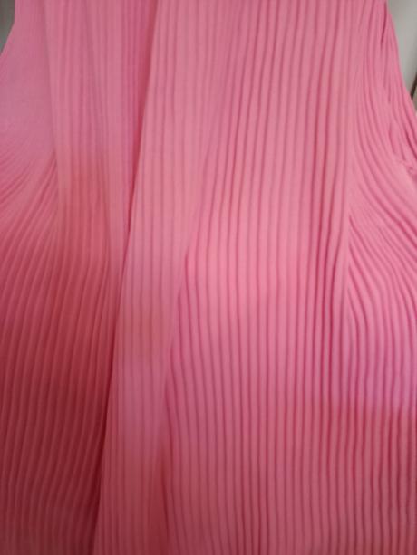 Růžové šaty, 38