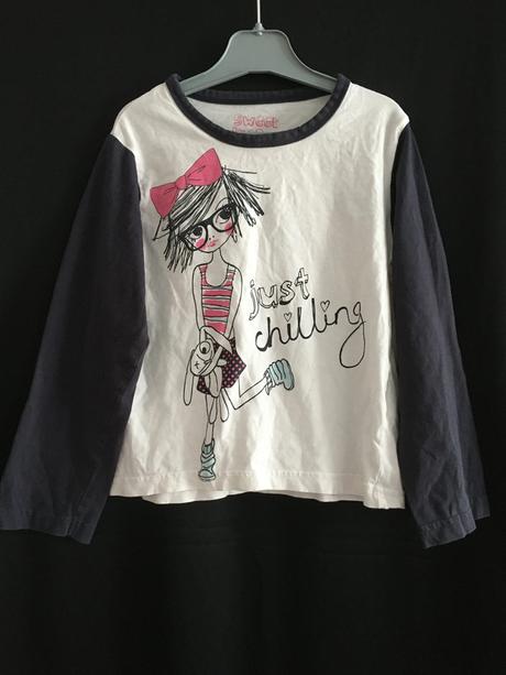 Bílomodré pyžamové triko s obrázkem, 110