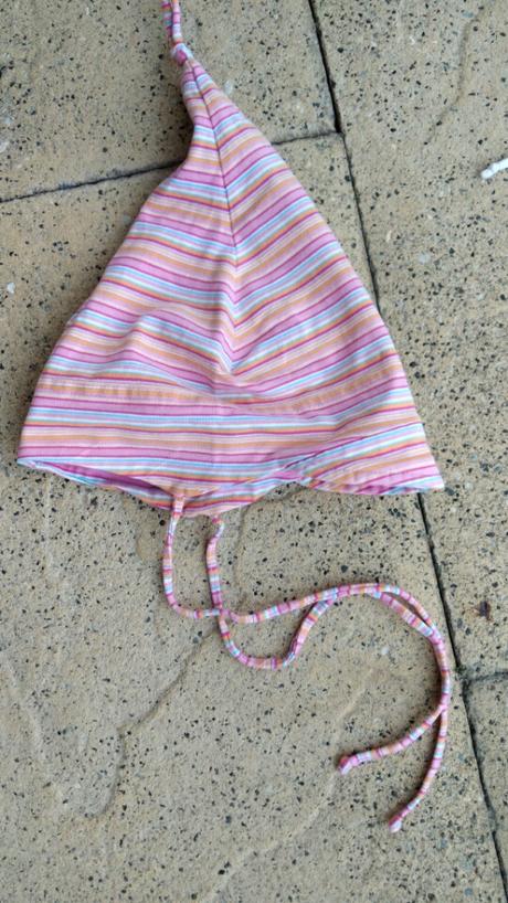 Bavlněná tenká čepička /čepice s kšiltem a vázáním, 50