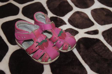 Sandále s jahůdky, peddy,22