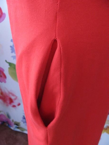 Červené šaty-asymetrický střih s odhaleným ramenem, m