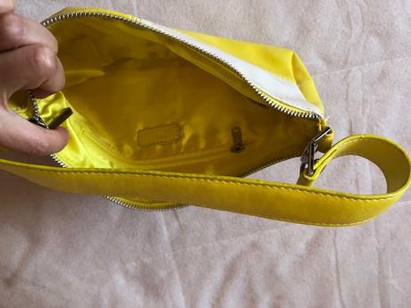 Zlutobila kabelka, mango