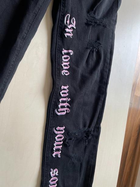 Džíny s nápisem love, vel m spíše pro s, tally wei, tally weijl,s