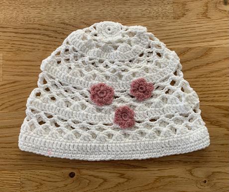 Háčkovaná čepička bílá 3 květy vel. 98/104, 98