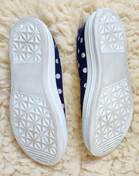 Puntíkované tenisky, 35