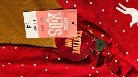 Puntíkované vánoční triko, 104