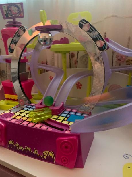 Korčuliarska dráha polly pocket s 2 bábikami, 