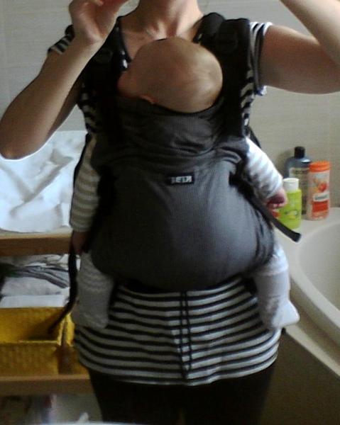 KiBi nosítko, má v něm pořád zakloněnou hlavu