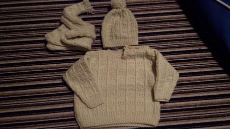 Svetr, čepice a šála, 80