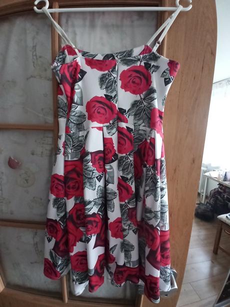 Šaty na ramínka, 152