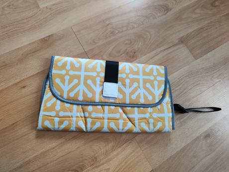 Praktická přebalovací podložka s poutky na hračky, 