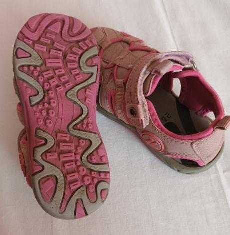 Růžové sandály, 28