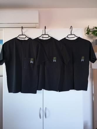 Třikrát černé triko s kapsou a nášivkou, sinsay,146