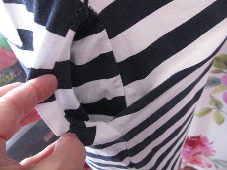 Krásné pružné mini šaty s teniskami a kapsami, m