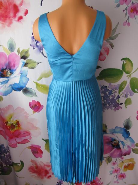 Společenské dámské plisované šaty, 32