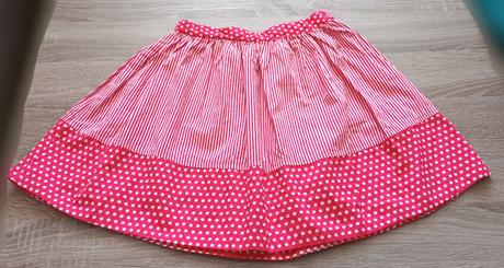 Sukně červená, 122