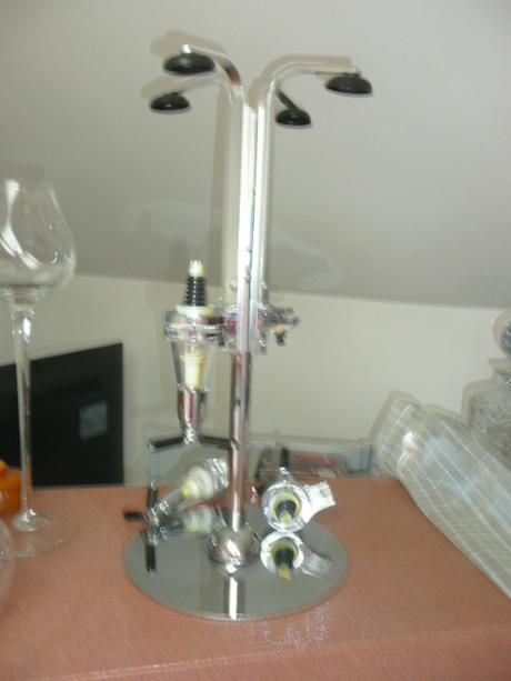 Stojan na lahve dávkovač nápojů,