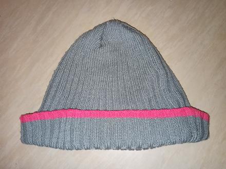 Šedá čepice cca 8 - 11 let, 140