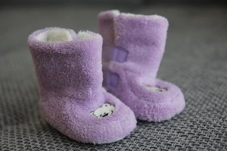 Plyšové kozačky, <17