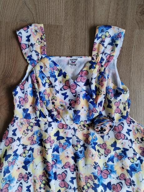 Krásné lehké letní dívčí šaty 134/140, 134