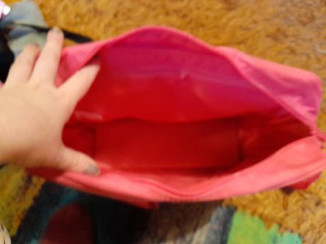 Kabela, velká taška hello kitty přes rameno,