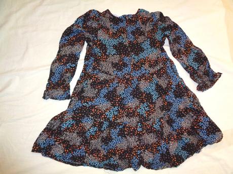 Luxusní volánové šaty s drobnými kytičkami, marks & spencer,128