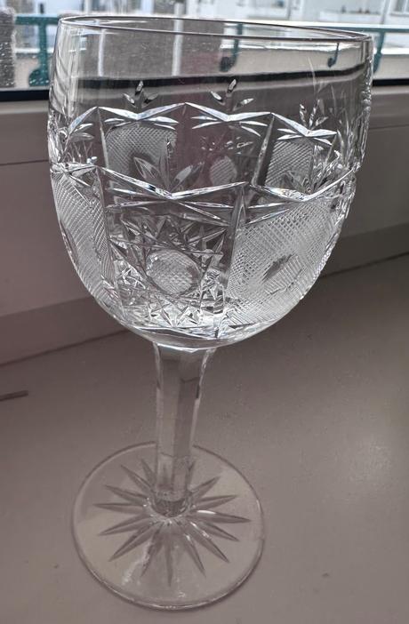 Šest broušených sklenic z křišťálu na víno, 