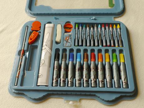 Voskovky a pres 40 nalepek planes, 