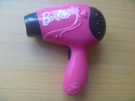 Tmavě růžový plastový fén značky barbie, 
