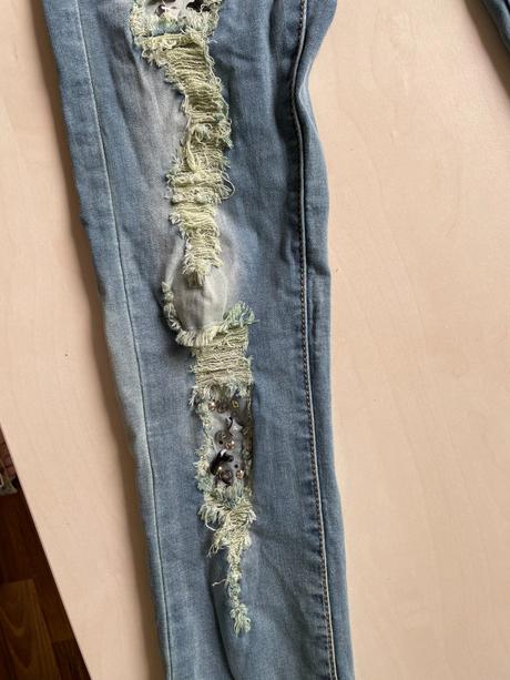 Děravé džíny s kamínky, vel l spíše asi menší, za, m
