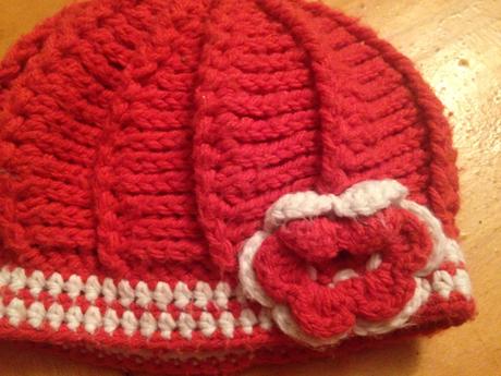 Dívčí pletená čepička květ (obvod 40 - 44 cm), 80