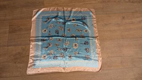 Krásný jemný šátek 60 x 60 cm,