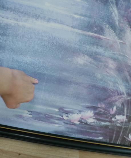 Velky obraz v cernem ramu, 