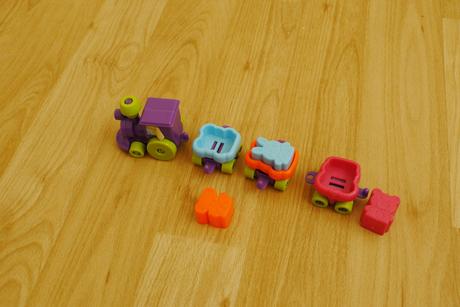 Plastovy vlacek s vagonky,
