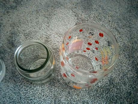 Dvě skleněné dózy,