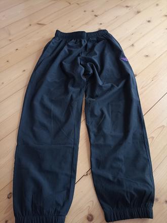 Šustakove kalhoty, 140