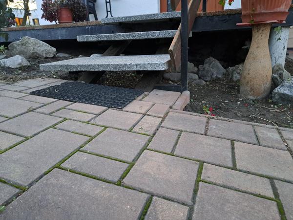 Jak zakrýt díru pod terasou a zachovat ventilaci?