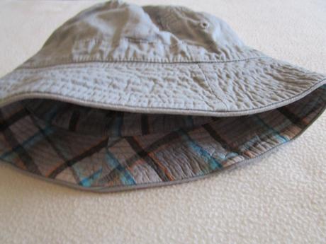 Velmi pěkný oboustranný klobouček, obvod 50 cm, 86