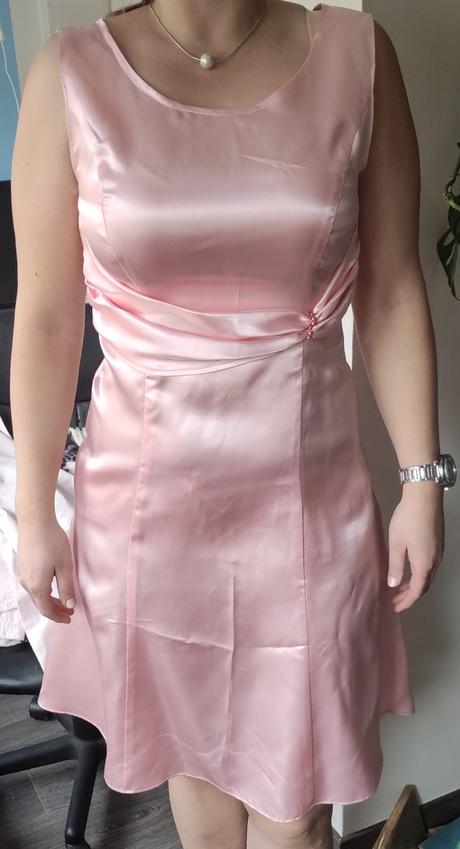 Světle růžové saténové šaty, m