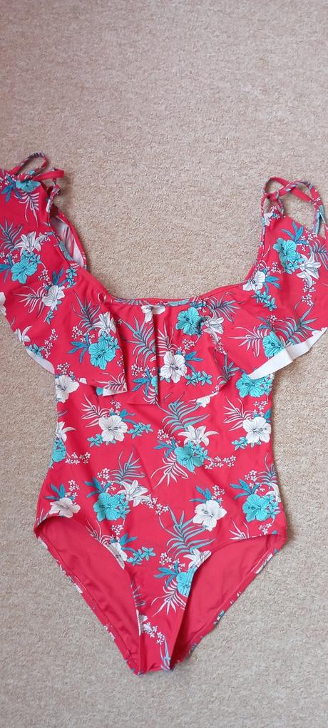 Jednodílné plavky s volánkem vel."m", m