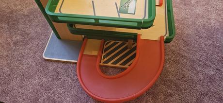 Woody dřevěná patrová garáž s výtahem, 