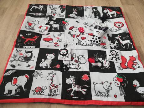 Hrací kontrastní deka,