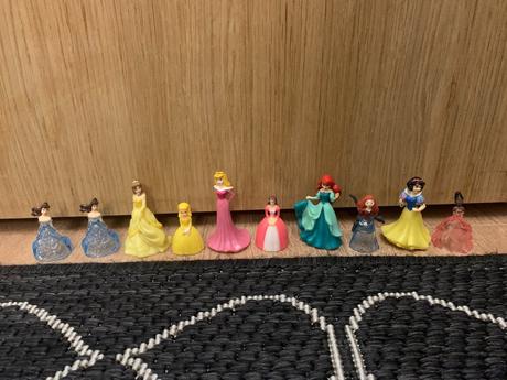 Sada 10 princezien (drobných figúrok) a časopisov,