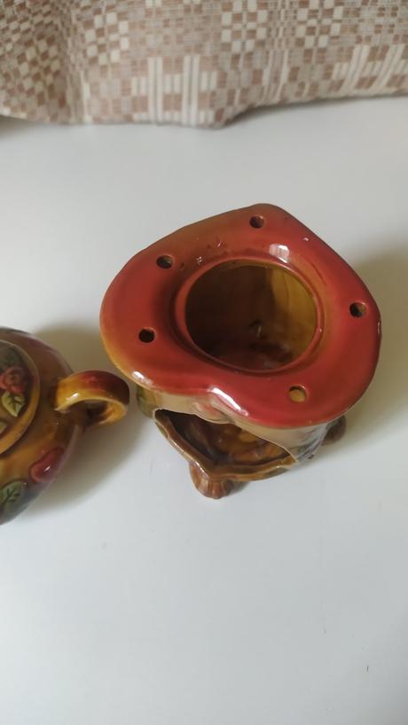 Stojánek na svíčku a konvička,