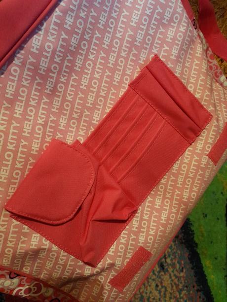 Kabela, velká taška hello kitty přes rameno,