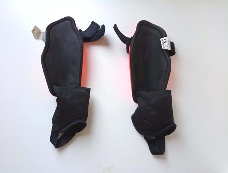 Fotbalové chrániče zn. nike vel. 130 - 140, 