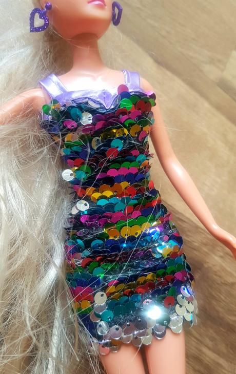 Barbie s měnícími šaty, 