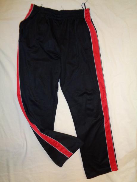 Super černočervené sportovní tepláky 146/152, 146