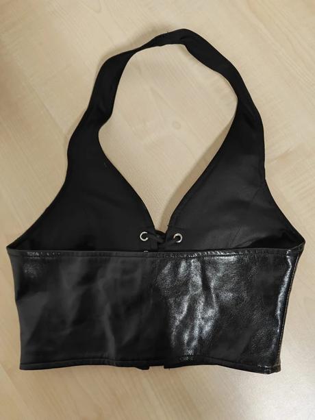 Koženkový croptop,