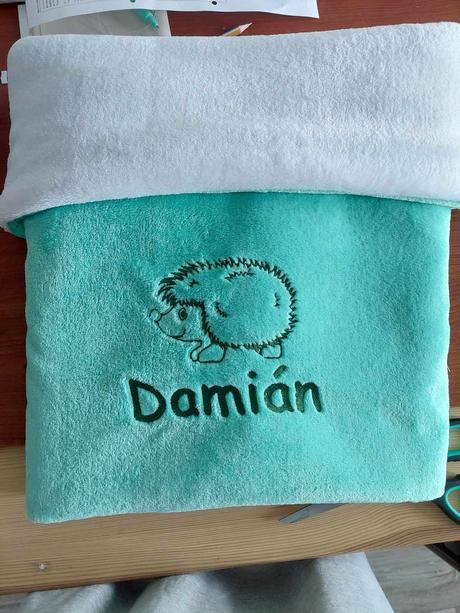 Dvojvrstvá deka s výšivkou na přání - více barev,